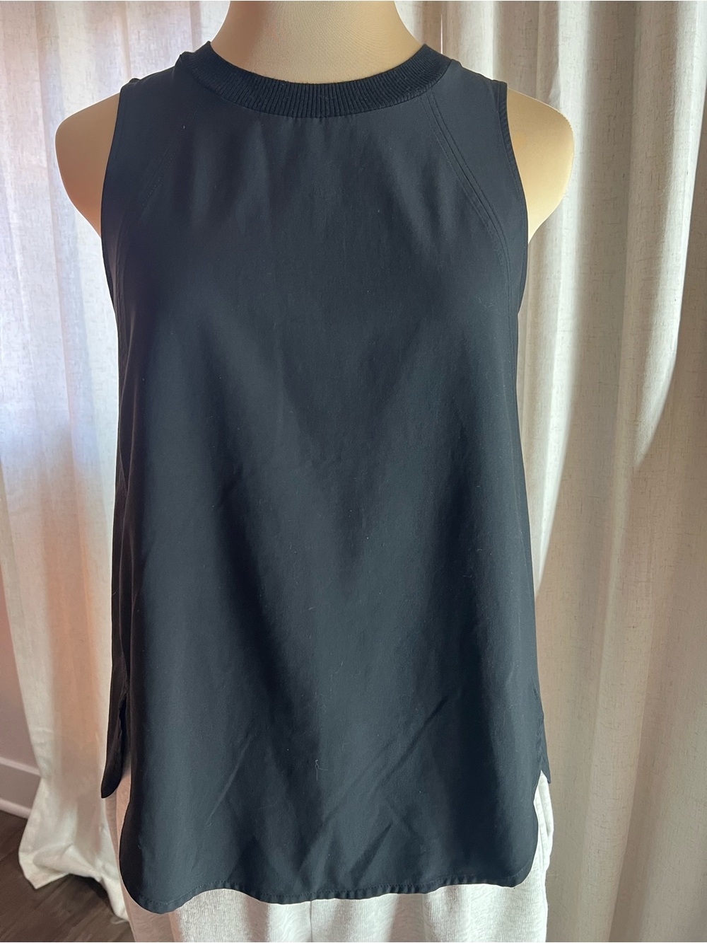 Athleta curved hem top